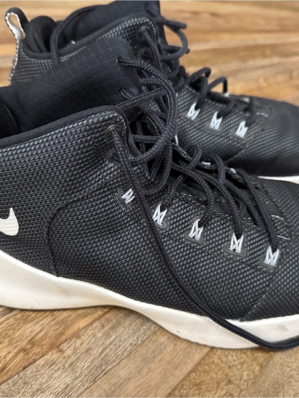 Nike Hyperfr3sh Men’s Black and White Athletic Mids Sneakers